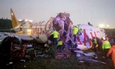 Avión se salió de la pista y se partió en dos. | Fuente: Twitter: @ntv Cadena turca NTV