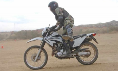 Dos policías que se encontraban realizando un patrullaje cotidiano en motocicleta en la ciudad de Yacuiba fueron impactados por una vagoneta 