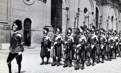La Guardia Suiza en sus tradicionales trajes que la leyenda le atribuye a Migue Ángel.