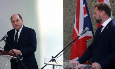 El ministro de Defensa de Croacia, Mario Banozic (der.), y el ministro de Defensa británico, Ben Wallace (izq.)