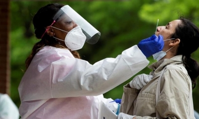 Personal médico realiza un test de COVID-19 a una mujer en Miami, Florida, Estados Unidos.   FUENTE: EFE