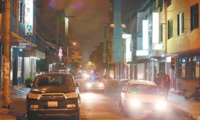 Esta es una de las calles que están al frente de la terminal de buses y trenes donde todo sucede. Foto: Fuad Landívar