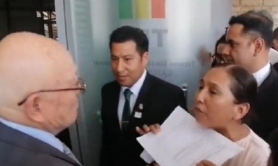 La señora que se pone al frente a Hassenteufel. Foto: captura video