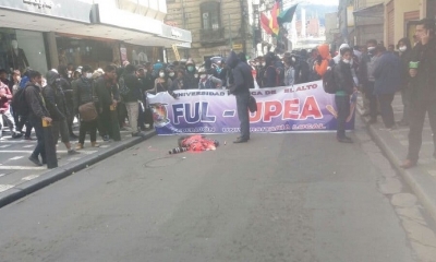 Cientos de estudiantes, docentes y administrativos marcharon el jueves. Foto: RRSS