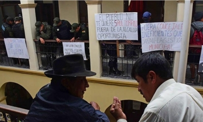 Los carteles colgados en la Alcaldía de Tiquipaya