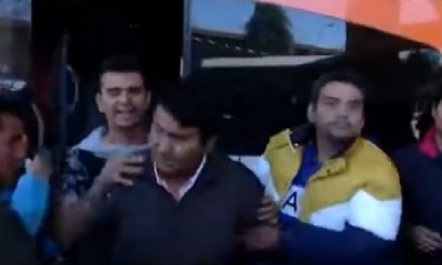 Un pasajero tuvo que quitarle el volante para evitar un accidente/Foto. Captura de pantalla 