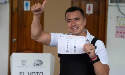 Daniel Noboa, candidato a la presidencia en Ecuador, este domingo tras votar.