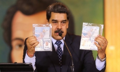 Nicolás Maduro presenta los pasaportes de los extranjeros detenidos por presunta invasión. | Fuente: AFP