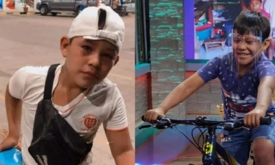 Santiago de 11 años trabaja como embolsador  por la mañana y en la tarde sale en bicicleta a vender los cuñapé.
