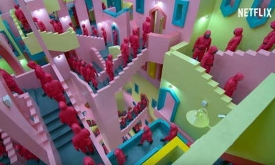 Un fotograma de Squid Game muestra a los guardias subiendo las escaleras.