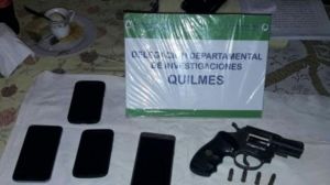 El profesor tenía en su poder armas y dispositivos móviles