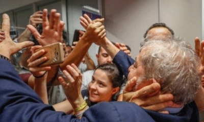 Lula junto a sus seguidores. Foto: oglobo.com