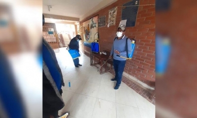 Fumigan una escuela que se usó como recinto electoral el domingo, en la zona sur