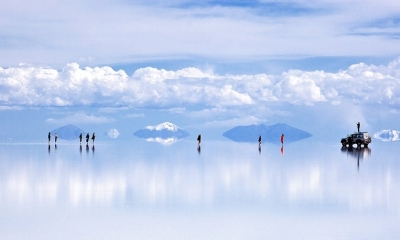 Una fina capa de agua transforma el Salar de Uyuni de Bolivia en un llamativo lienzo reflectante.