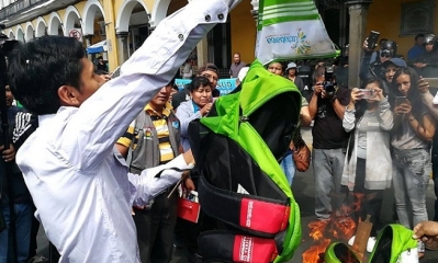 La población de Cochabamba esta furiosa por el sobreprecio de las mochilas. Foto: RRSS
