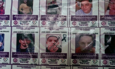 Los nombres y fotografías de personas desaparecidas se exhiben en las oficinas de un grupo de familiares en la ciudad de Hermosillo