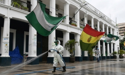 Un trabajador limpia las calles como medida preventiva ante el coronavirus, en Santa Cruz, Bolivia, el 26 de marzo de 2020.