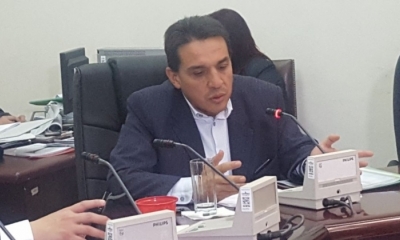Mario Guillén, ministro de Economía durante su petición de informe en el legislativo.