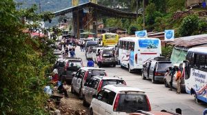Cientos de motorizados esperando que se despeje la vía