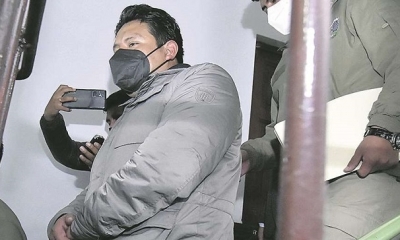 Santos Quispe violó cinco normas por beber en sus oficinas.