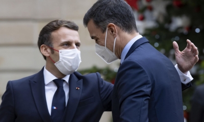 Presidente de Francia Emmanuel Macron saluda al presidente de España, Pedro Sánchez, en una comida en París el 14 de Diciembre | EFE