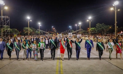 Desfile Cívico en Santa Cruz.