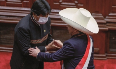 El presidente de Perú, Pedro Castillo, junto al jefe del MAS, Evo Morales, en Perú. Foto: AFP.
