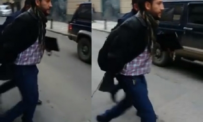 Daniel Laza es conducido por un policía a la FELCV/Foto. Kandire