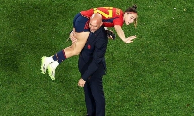 El presidente de la Real Federación Española de Fútbol (RFEF), Luis Rubiales, tiene en sus hombros a la futbolista Athenea del Castillo. | RRSS