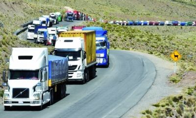 La fila de camiones bolivianos que esperan pasar a Chile. / Foto: APG.