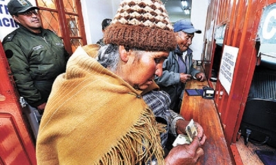 Adultos mayores reciben su Renta Dignidad (archivo). 