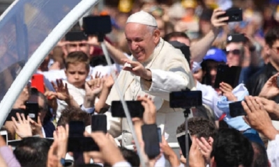 El papa fue recibido por miles de personas en el barrio de Barbu Lautaru