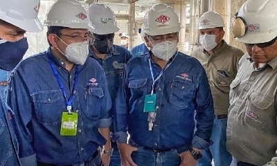 Autoridades inspeccionando la planta de Urea