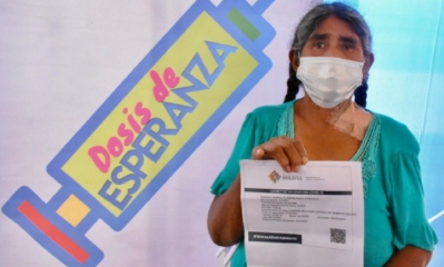 La adulta mayor recibió la 1ra dosis de la vacuna/Foto. ABI