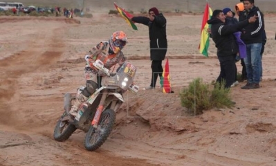 La española Laia Sanz (KTM) chocó este domingo levemente contra una llama 