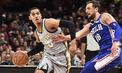 El escolta de los Cleveland Cavaliers Jordan Clarkson (8) conduce el balón. Foto: RT