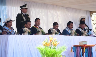 Las autoridades en la sesión de honor en la colina de San Sebastián, la Coronilla, por el homenaje a Cochabamba.