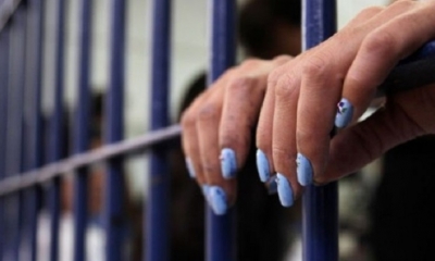 La muchacha denunciante se dirigió al baño y la otra la siguió. 