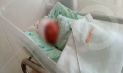 Envuelta en frazadas viejas rescataron a la bebé/Foto. Captura de pantalla