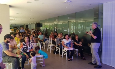 Durante el evento, profesionales de la salud que trabajan en el área de neonatología brindaron charlas informativas a todos los asistentes