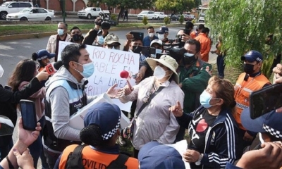 Vecinos protestan contra la inspección, debido a que los gendarmes les impedían plantear sus observaciones. | Daniel James