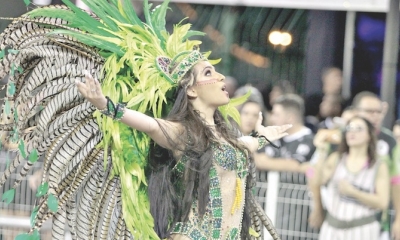 Una bailarina brasileña se alista para el Carnaval .