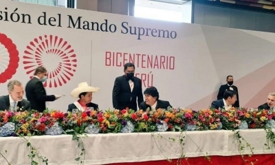 En la recepción de la Transmisión de Mando Supremo, Castillo (centro) tuvo al Rey de España a su diestra, y a Evo a su izquierda. 