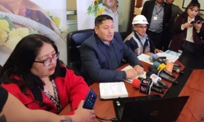 Conferencia de prensa del viceministro de Agua, Bernardo Nina (centro). 