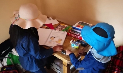 Una imagen de los niños. 