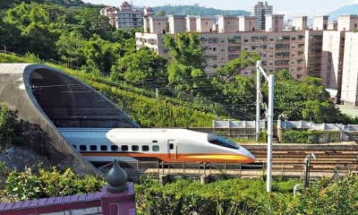 UN TREN DE ALTA VELOCIDAD CIRCULA EN LA CIUDAD DE TAIPEI.