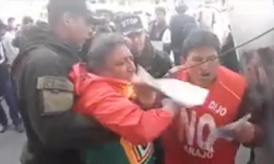 Mora gritaba “Bolivia dijo NO”, mientras era sacado a empujones por parte de los uniformados.