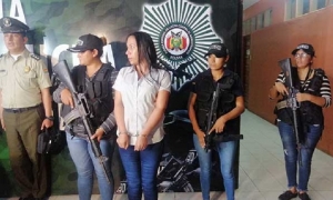 Presentación de Dora V. V. en la Fuerza Especial de Lucha Contra el Narcotráfico, en Santa Cruz de la Sierra.