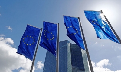 Banderas de la Unión Europea frente a la sede del Banco Central Europeo (BCE) en Frankfurt, Alemania. Foto: RT