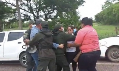 Momento en que policías tratan de detener a Carolina Ribera. / Foto: Captura pantalla.